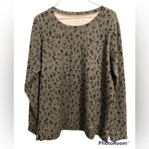 CUTE Gaiam sweatshirt with small side slits size L